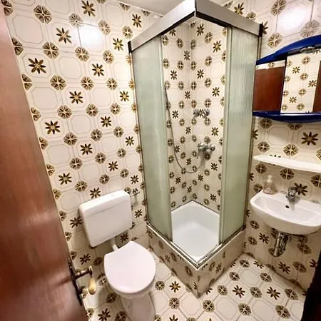 Budget Kueche,bad, Parken Im Zentrum Von Lägenhet